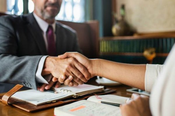 Lawyer-shaking-hand_rawpixel-648562-unsplash-640x416-1.jpg